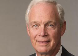 Vaccino Covid, senatore Usa Johnson: "CDC ha distrutto documenti su tasso di aborti spontanei dell'82% in donne incinte vaccinate"