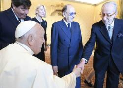 Feltri al GdI su Papa Francesco e la frociaggine: “Quando lo incontrai lo chiamai 'Signor Papa' e Bergoglio mi disse ‘Abbiamo qualcosa in comune!'”