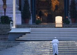 Morte Papa Francesco, rosario dei fedeli in Piazza San Pietro, Trump: "Andrò ai funerali di sabato prossimo"