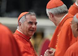 Papa Francesco, cardinale Becciu silurato da Bergoglio contesta esclusione dal Conclave: "Ho diritto di partecipare"