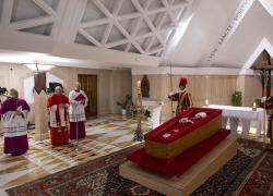 Bergoglio è morto ed è subito partita la beatificazione mediatica: vi mostriamo i punti salienti del suo controverso pontificato