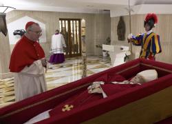 Papa Francesco, il corpo esposto grazie alla tecnica della “tanatoprassi”, il trattamento conservativo riservato ai pontefici deceduti
