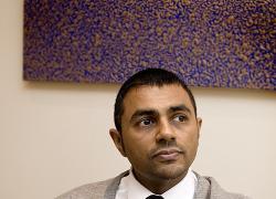Chi è Waheed Alli, il deputato laburista accusato di “sesso orale con Starmer”: gay, musulmano, pro lgbtq e nello “scandalo” per i regali al primo ministro