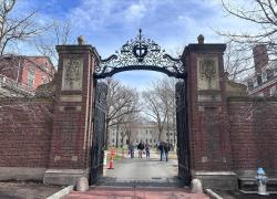 Usa, giudice federale di Boston dichiara illegale il blocco di 2,2mld di fondi pubblici ad Harvard voluto da Trump: "violato I Emendamento"