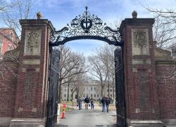 Usa, Harvard fa causa a Trump per violazione Primo Emendamento dopo congelamento fondi, più di 150 università contro "ingerenza politica" del tycoon