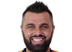Fisioterapista del Lecce Graziano Fiorita morto a 47 anni per infarto, rinviata la partita contro l’Atalanta, il club: “Siamo sconvolti”