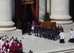 Tra Liberazione, Giubileo e funerali di Francesco abbiamo fatto il pieno di retorica. Ora qualche… soldo per il popolo normale