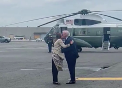 Trump e Melania, ritorno gelido dal viaggio a Roma: un bacio sulla guancia e ognuno per la propria strada nel giorno del 55° compleanno della First Lady - VIDEO