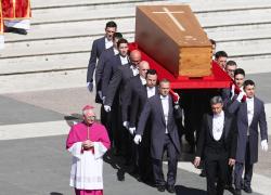 I funerali di Bergoglio quale rito televisivo ossessivo. Tre immagini iconiche 