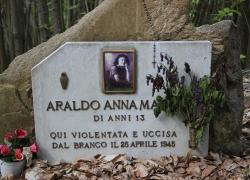 Castelnuovo di Ceva (Cuneo), lapide di Anna Maria Araldo contro partigiani: “Qui violentata e uccisa dal branco a 13 anni il 25 aprile 1945”