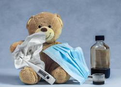 Vaccino Covid, Moderna multata di 44mila £ per "aver attirato bambini" alle sperimentazioni del siero promettendo "teddy bear" e orsacchiotti di peluche