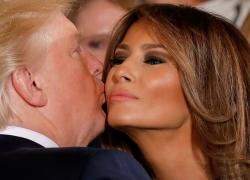 Tutti i baci memorabili e gelidi di Donald Trump e Melania dell'ultimo periodo, rigorosamente sulla guancia e senza sorriso - GALLERY