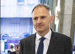 Riarmo, il braccio destro di von der Leyen André Denk a capo dell'Agenzia europea per la difesa, gestirà il rifornimento di munizioni e missili