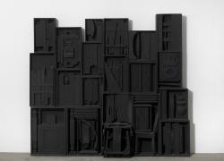 
Palazzo Fava di Bologna dedica una mostra a Louise Nevelson, celebre per le sue grandi sculture monocrome nere, bianche, e oro create con assemblaggi di materiali di recupero
