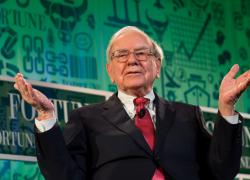 Warren Buffett dà le dimissioni da ceo di Berkshire Hathaway, proposto Greg Abel successore; l'attacco a Trump: "I dazi non devono essere un'arma"