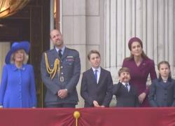 La Royal Family guarda lo show delle Red Arrows da Buckingham Palace, il principino Louis si scatena davanti a mamma Kate che ride, ma poi lo richiama all'ordine - VIDEO