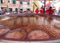 Camogli, da venerdì al via la sagra del pesce, fritture a volontà con fuochi d'artificio, mercatini e falò