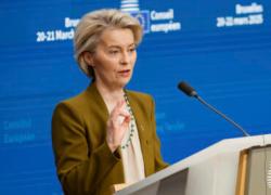 Il delirio di Ursula von der Leyen contro Putin: "La Russia è una minaccia per l'Europa, stop al gas di Mosca per sempre, armiamoci per essere indigesti"