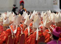 Conclave, conclusa la Messa pro eligendo, il cardinale Re: "Preghiamo per un Papa che risvegli le coscienze, il mondo attende molto dalla Chiesa"