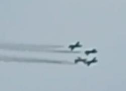 Incidente frecce tricolori a Pantelleria, due aerei si toccano in volo in testacoda, poi giù in picchiata e atterraggio fuori pista - VIDEO