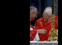 Messa pro eligendo, gli "auguri doppi" del cardinale Re a Parolin nello scambio della pace, il gesto prima del conclave in cui è favorito - VIDEO