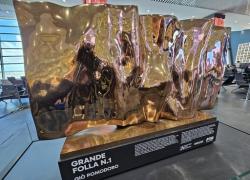 Aeroporto Fiumicino espone 'Grande folla n.1' di  Giò Pomodoro, visibile per un anno al terminal 1  