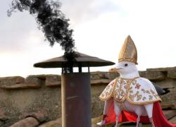 Gabbiano sul tetto del Conclave accanto al comignolo delle fumate, i MEME virali: da Papa Gabbiano I alla faccia spaesata come quella di John Travolta in Pulp Fiction - GALLERY