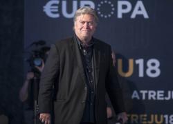 Bannon contro Leone XIV: "Peggior scelta per cattolici MAGA, elezione truccata, il Vaticano ha bisogno di soldi dagli Usa"