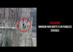 Il VIDEO CHOC dell'uomo che si lancia dal Duomo, il suicidio di Emanuele De Maria ripreso dalla terrazza: "Ha sfiorato un ragazzino, rumore di uno sparo all'impatto con il suolo"