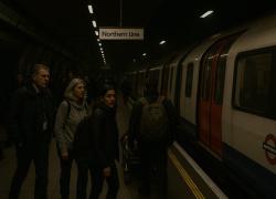 Blackout Londra, fuori servizio 3 linee metropolitana e disservizi su 6, sospesi treni ed evacuati passeggeri, TfL: “Guasto nella rete di alimentazione”
