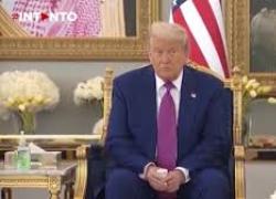 Arabia Saudita, Trump non beve il caffè offertogli da Bin Salman all’inizio dei colloqui a Riad, tiene la tazzina in mano guardandosi intorno - VIDEO