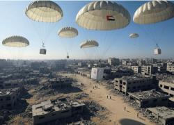 "Quando l'umiliazione arriva dal cielo", l'assurdità dei pochi aiuti lanciati a Gaza, mentre Israele continua impunemente ad affamare i palestinesi