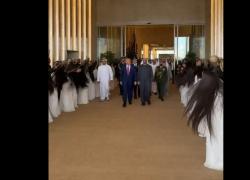 Trump accolto ad Abu Dhabi con la "danza dei capelli", decine di ragazze scuotono lunghissime chiome nere al ritmo dei tamburelli - VIDEO