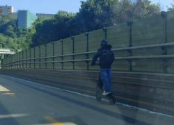 Genova, viaggia indisturbato in autostrada a bordo di un monopattino, mattinata di panico sulla A7 
