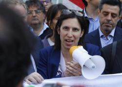 Schlein come il Conte Mascetti: “Serve una legge contro l’omobilesbo transfobia e riconoscimento diritti figli coppie omogenitoriali”
