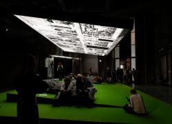 Le Gallerie d’Italia portano a Napoli l’artista francese JR, tra i più importanti rappresentanti della scena artistica contemporanea, famoso in tutto il mondo per i suoi progetti che uniscono fotografia, arte pubblica e impegno sociale