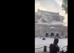Cina, crolla il tetto della Torre del Tamburo a Chunzhou, costruita nel 1375 sotto la dinastia Ming e ristrutturata nel 2023 - VIDEO