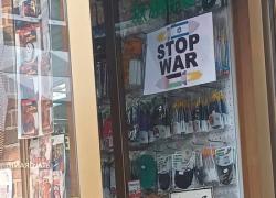 Milano, merceria Tuttomoda come Taverna Santa Chiara a Napoli, il cartello in ebraico: "Gli israeliani sionisti non sono i benvenuti"