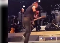 Trump colpisce Springsteen con una pallina da golf e lo fa cadere mentre si sta esibendo sul palco - il VIDEO virale