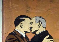 "La Soluzione Finale", il bacio tra Hitler e Netanyahu nel murales di Laika contro il genocidio a Gaza, al liceo Manara a Roma