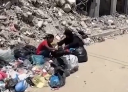 Gaza, donna di 40 anni e la figlia di 9 anni cercano cibo tra i rifiuti e le macerie: "Stiamo morendo di fame, qua gli aiuti non arrivano" - VIDEO