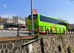 Genova, rubavano i bagagli ai turisti che salivano sui Flixbus, 5 denunciati e 23 trolley recuperati