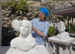 Simona Bocchi, tra bronzo, marmo e juta, un viaggio artistico che scolpisce l’armonia perduta tra uomo e natura 