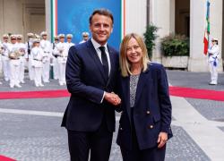 Bilaterale Meloni-Macron a Palazzo Chigi, il presidente francese cerca la sponda della premier: “Italia ha ruolo cruciale nel conflitto ucraino”