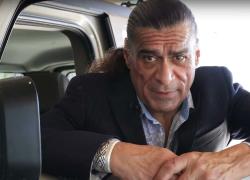 Addio a Jonathan Joss, morto a 59 anni l’attore gay di “King of the Hill”, ucciso a colpi di arma da fuoco dopo “accesa discussione con il vicino”