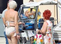 Gallipoli, turista in bikini con tacco 12 per il centro e il sindaco emana subito l'ordinanza sul decoro