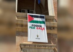 "Foggia per Gaza, non vogliamo essere complici dello sterminio della popolazione palestinese", striscione del Comune affisso su Palazzo di Città