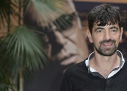 Imitatore Gianfranco Butinar morto per infarto a 51 anni, colpito da malore improvviso mentre era sul divano con la moglie