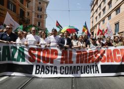 Manifestazione pro-Gaza a Roma, opposizioni: "Siamo in 300mila", Schlein: "Nella Striscia pulizia etnica, Meloni codarda"