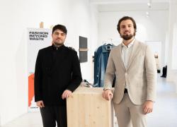 Fashion Beyond the Waste presenta a Pitti Uomo un nuovo epicentro creativo per la moda circolare: tre giorni tra moda, arte e sostenibilità a Villa Biagiotti